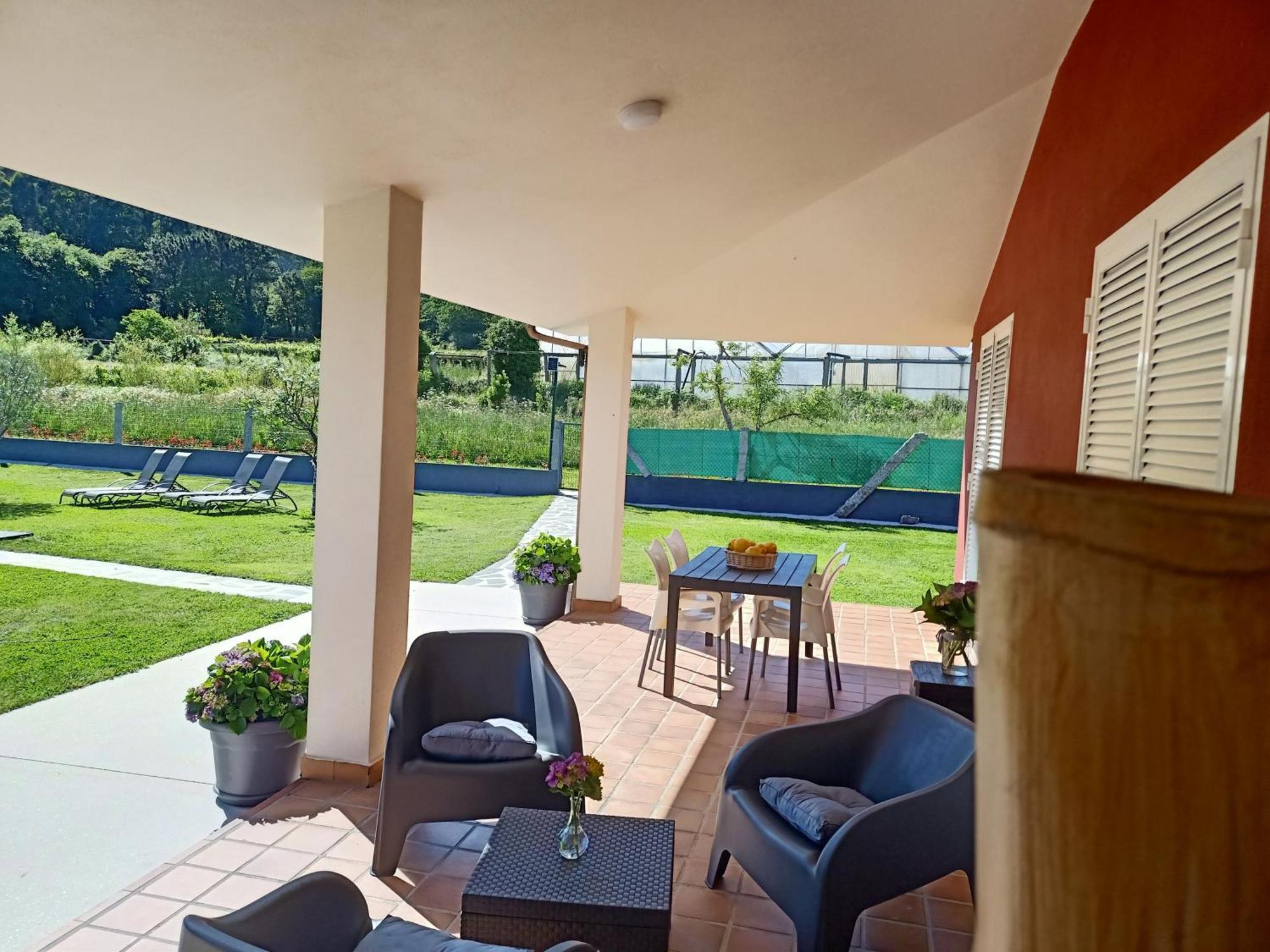 Apartamento en bloque vivienda con piscina y barbacoa a 15 min de la playa Meis Exterior foto